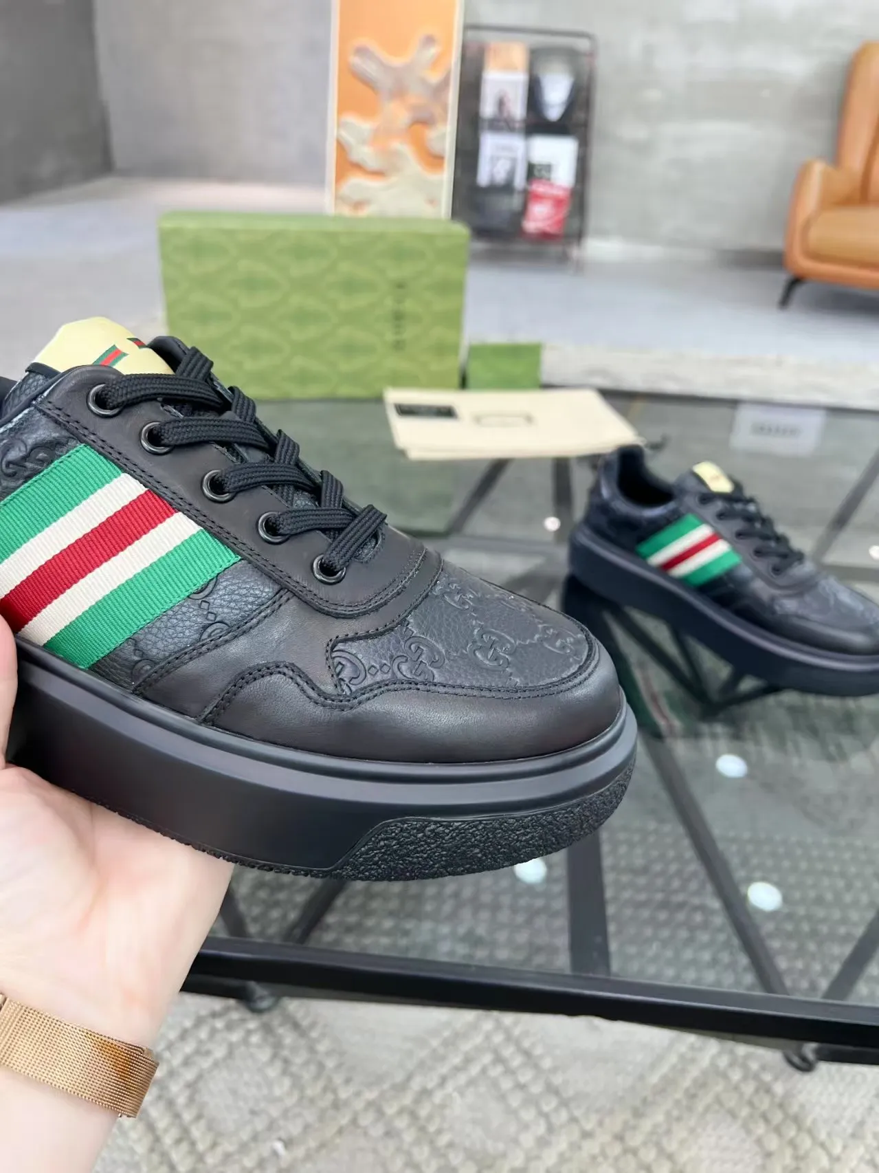 P460 new men's shoes GUCCI] latest shoes shipped. Original quality, fashionable, made of special materials, sheepskin lining, brand new packaging. The foot feels super comfortable and the workmanship is impeccable. Size: 38-45